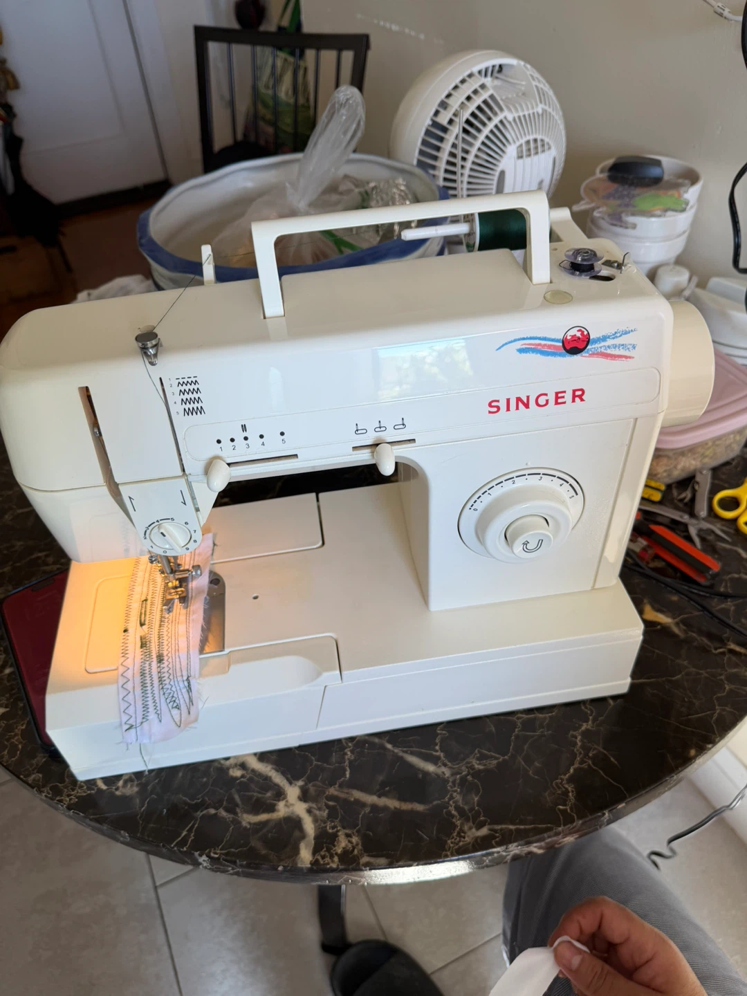 Máquina de coser SINGER 2817C  Eléctrica