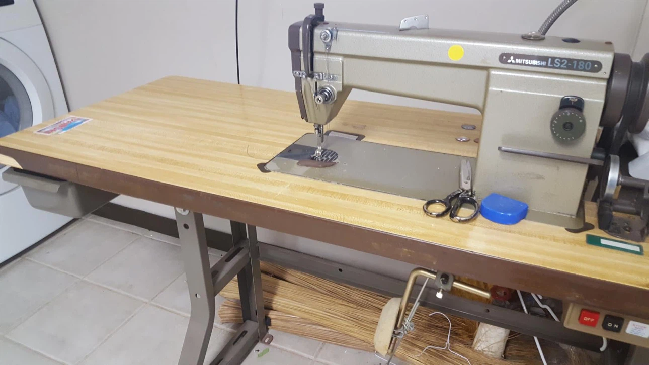 Mitsubishi LS2-180 Industrial Sewing Machine - photo 4