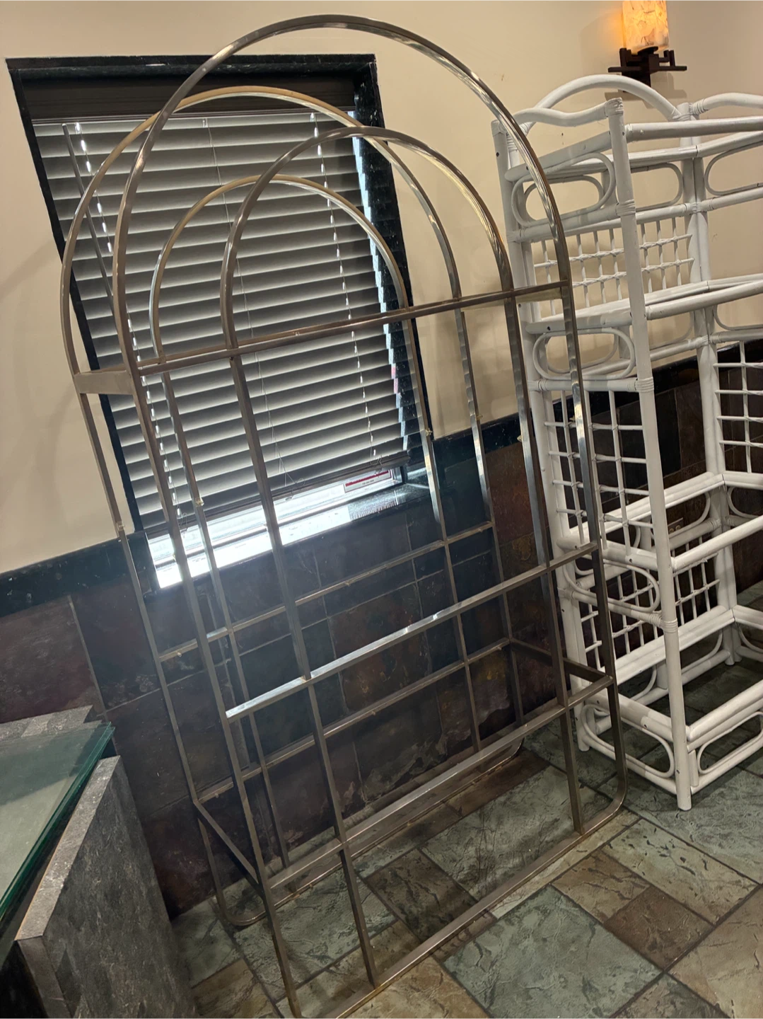 Arched Metal Display Rack Shelving unit Standing shelf - photo 2