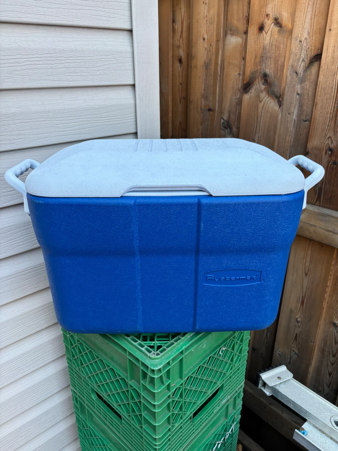 Small Rubbermaid Blue Cooler