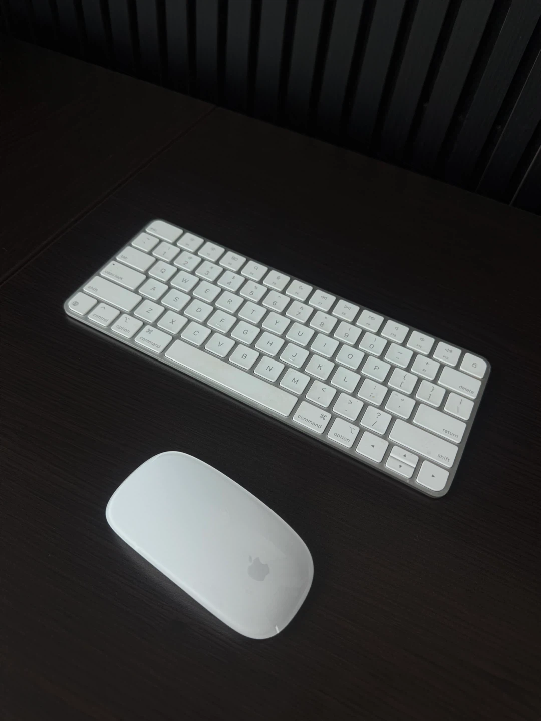 iMac 24 po avec Magic Keyboard et souris