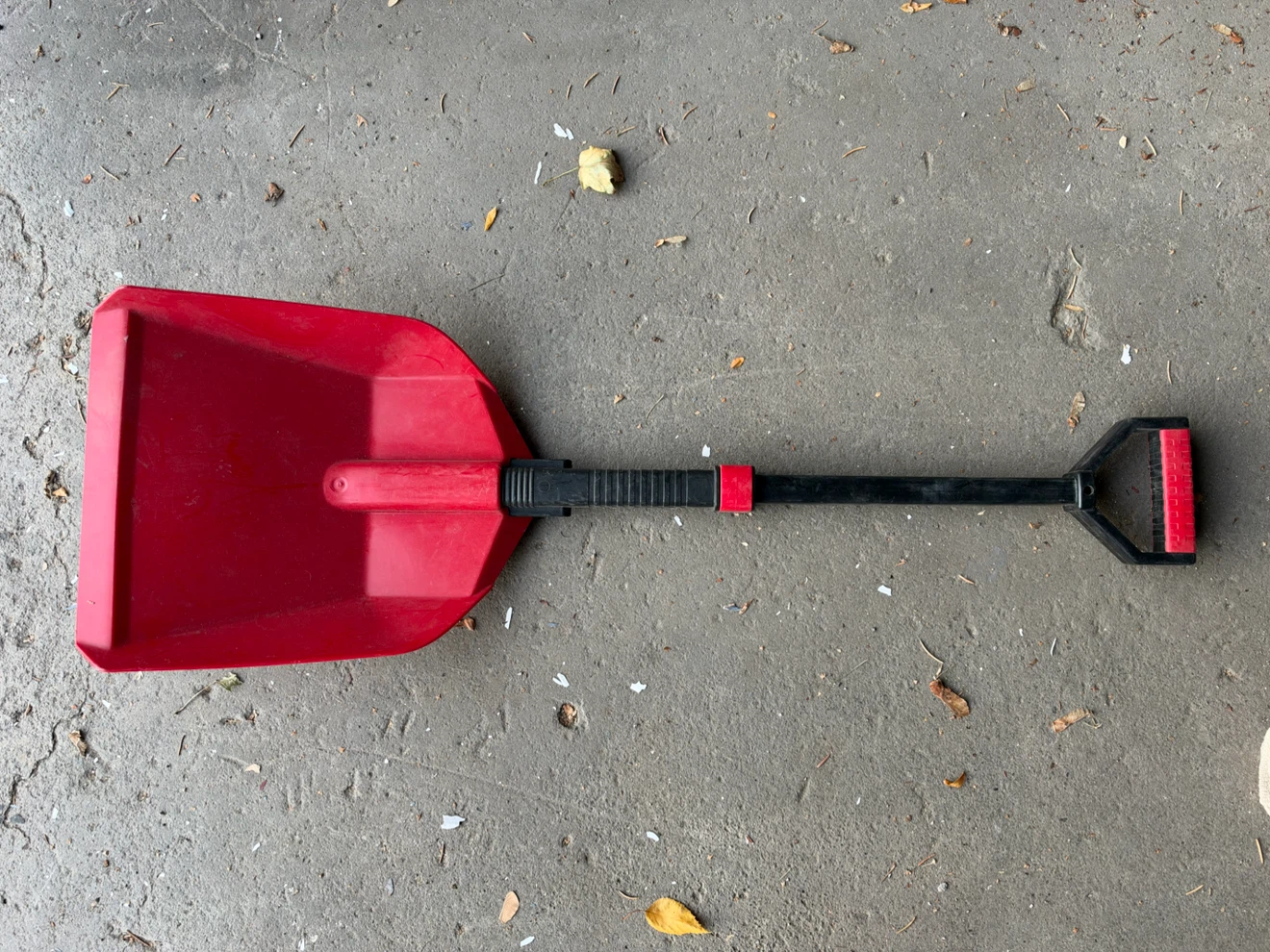 Red telescopic snow shovel