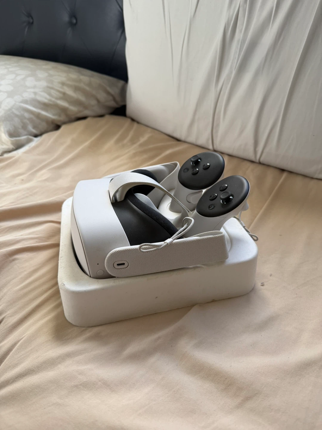 Meta Quest 3s VR Headset and Controllers - photo 3
