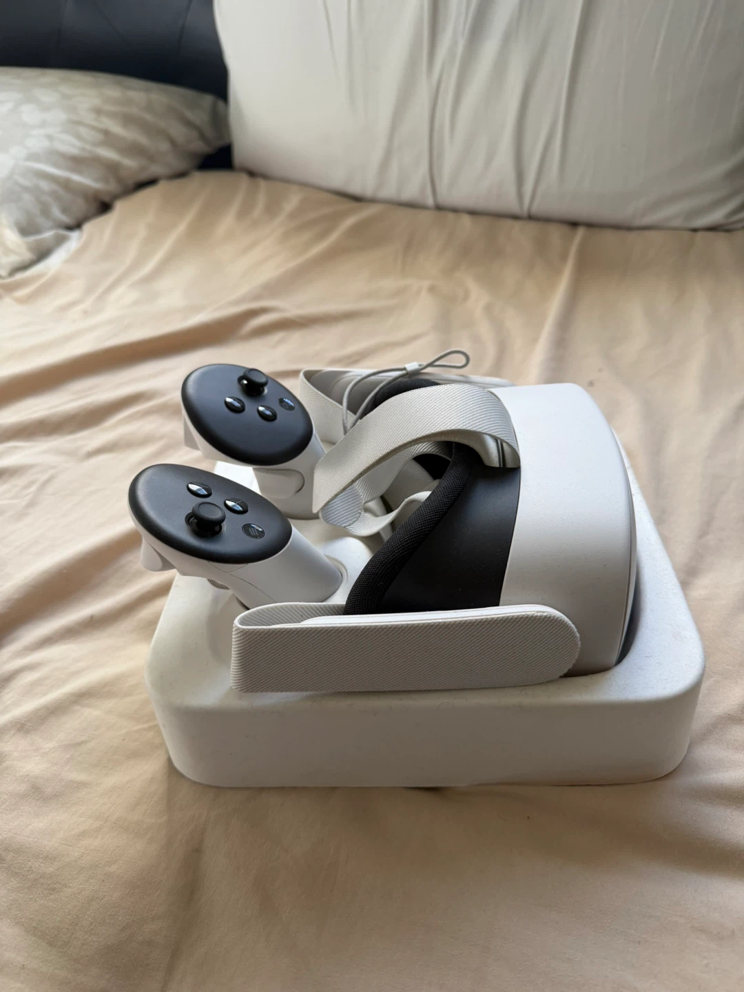Meta Quest 3s VR Headset and Controllers - photo 4