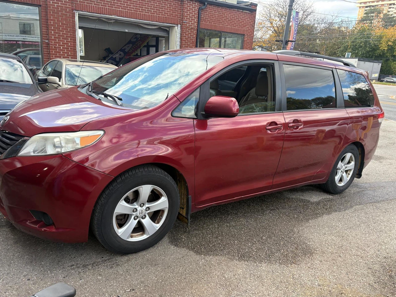 Toyota Sienna LE Minivan - photo 2