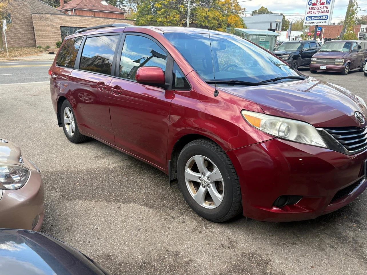 Toyota Sienna LE Minivan - photo 3