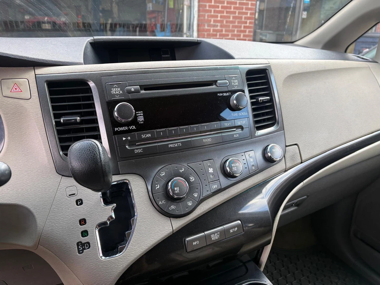 Toyota Sienna LE Minivan - photo 5