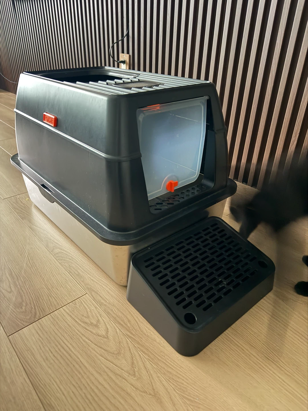 Covered Cat Litter Box with Stainless Steel Base