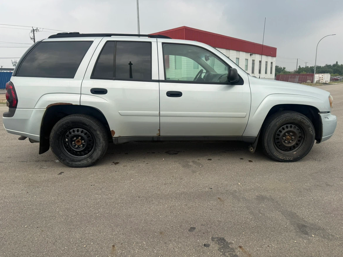 Chevrolet Trailblazer SUV - photo 2
