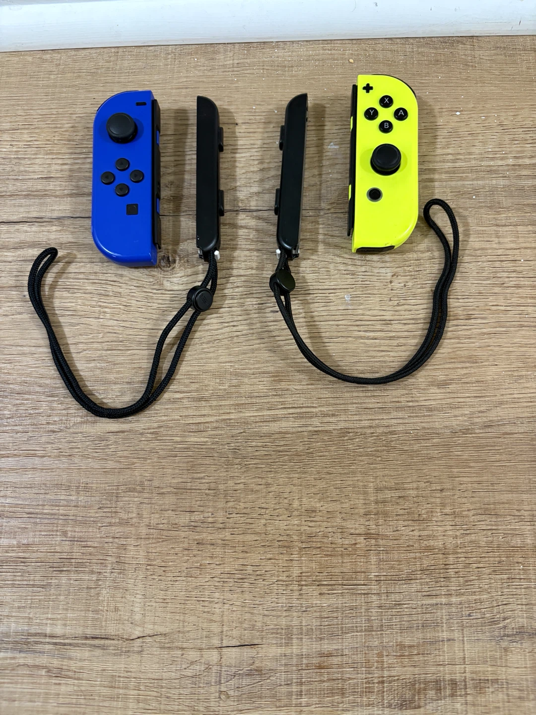 Nintendo Switch Bundle with 4 Joy-Cons, Straps & Carrying Case - photo 4