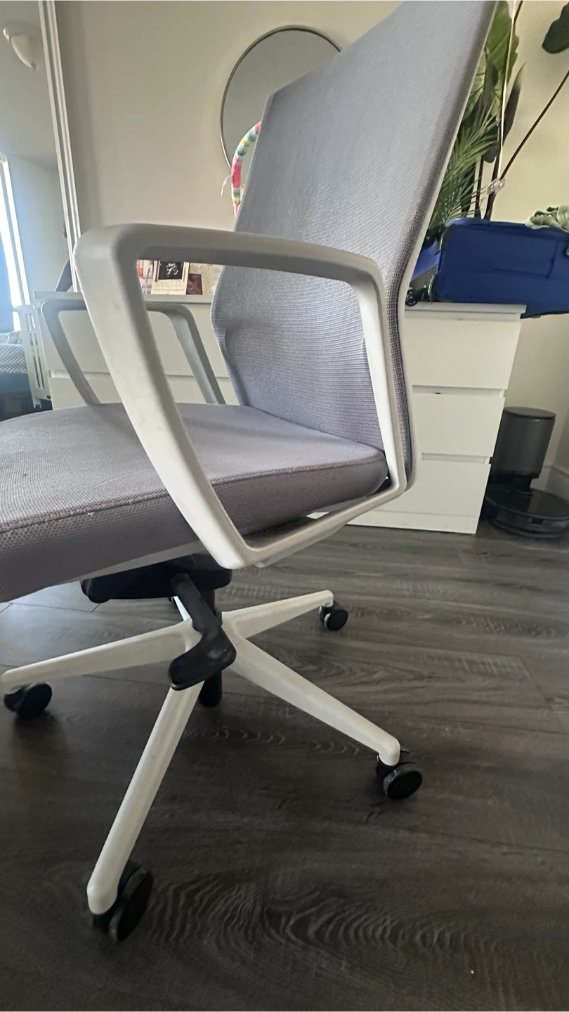 Ergonomic Mesh Office Chair -excellent condition - photo 3