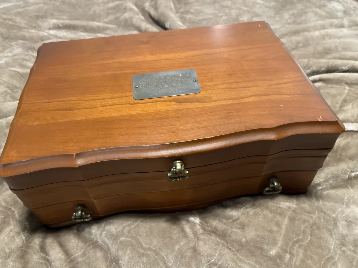 Her Majesty Wooden Jewelry Box with Assorted Jewellery