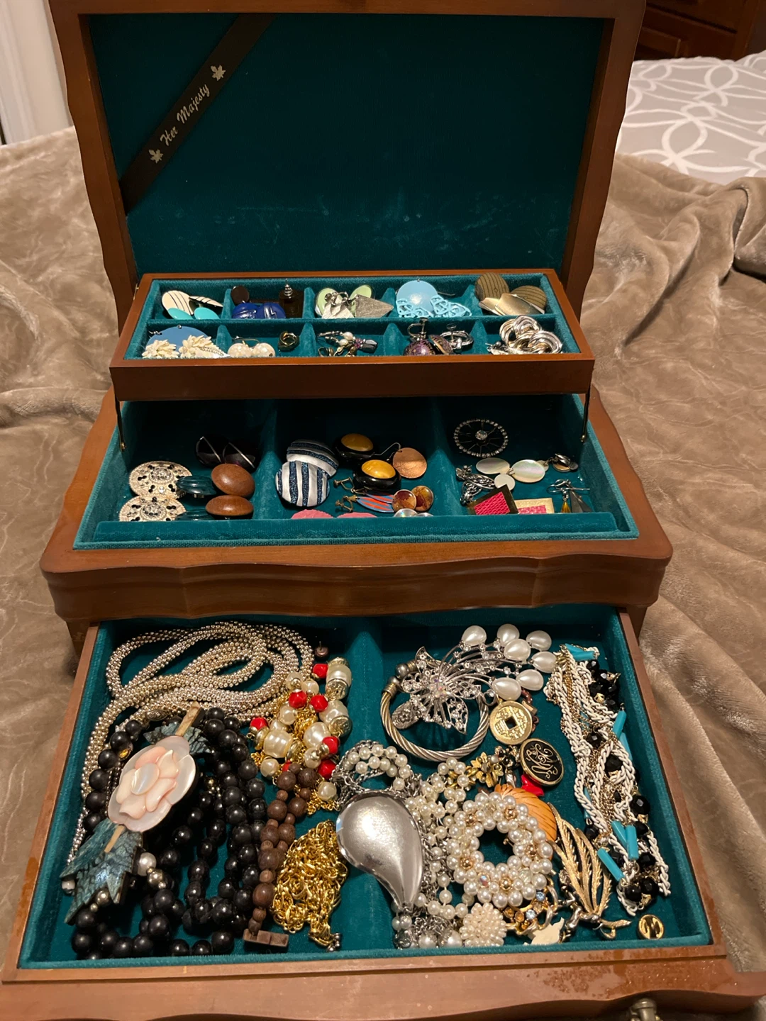 Her Majesty Wooden Jewelry Box with Assorted Jewellery - photo 2