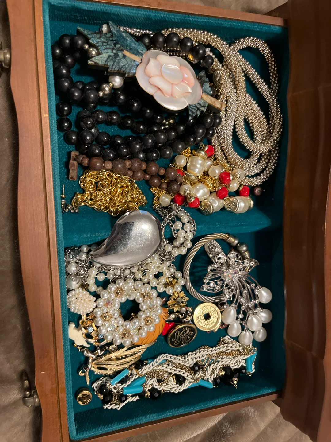 Her Majesty Wooden Jewelry Box with Assorted Jewellery - photo 3