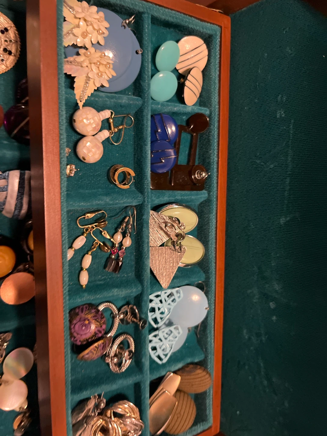 Her Majesty Wooden Jewelry Box with Assorted Jewellery - photo 4