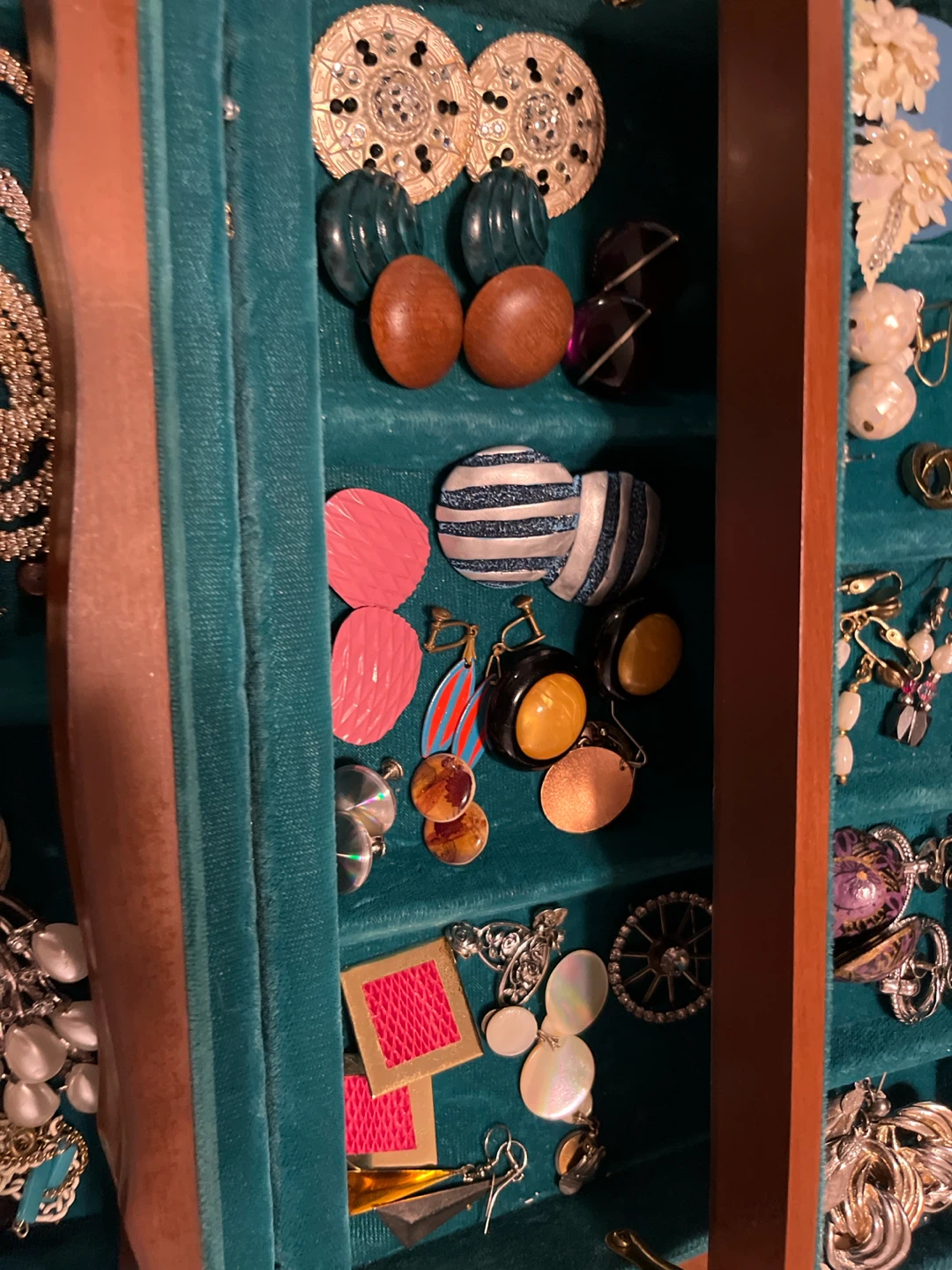 Her Majesty Wooden Jewelry Box with Assorted Jewellery - photo 5
