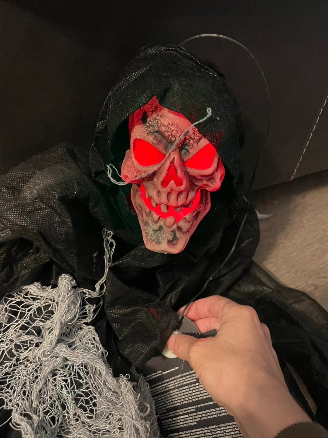 NEW! Light-Up Hanging Skeleton Halloween Reaper - photo 3