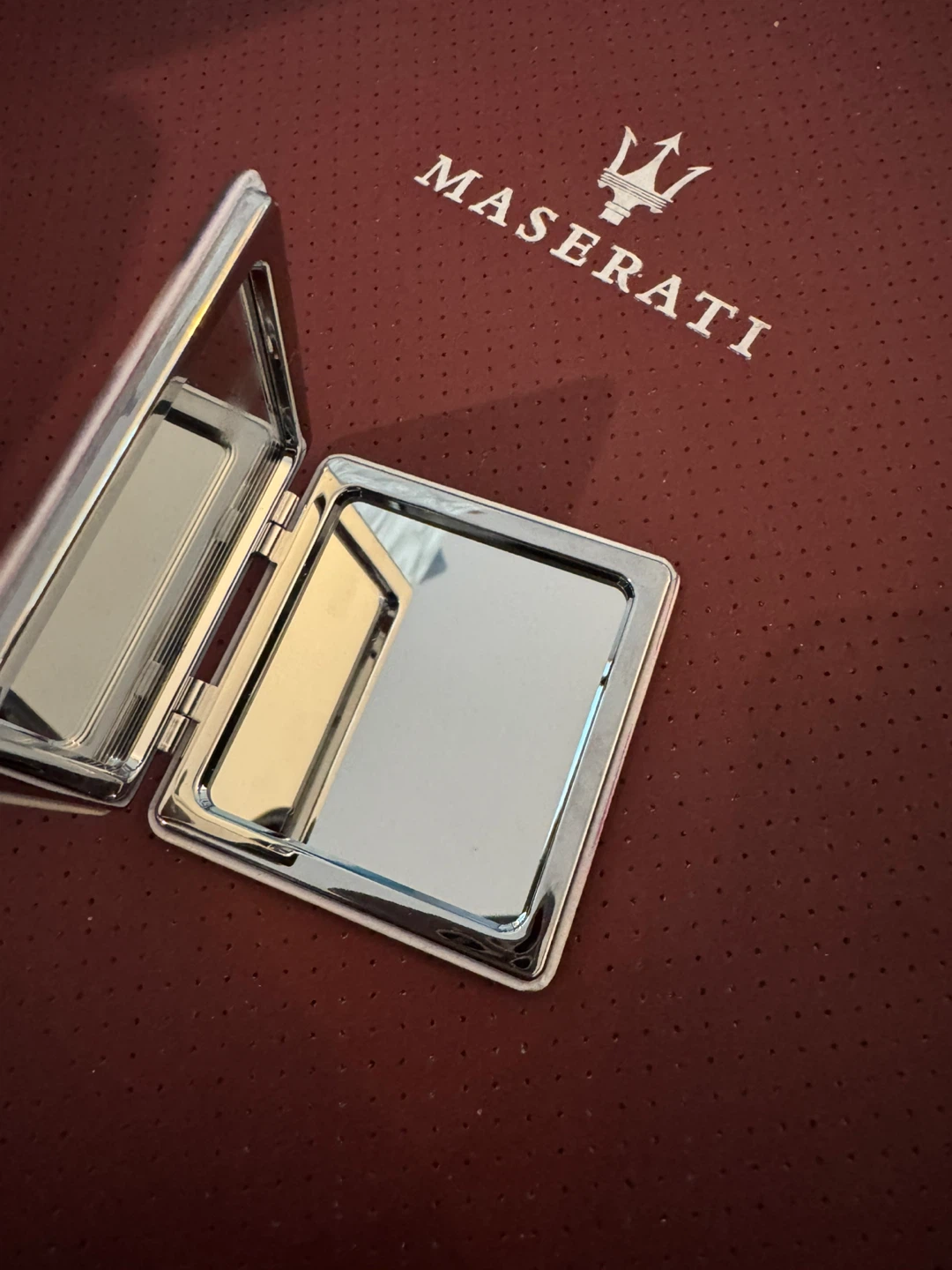 Celebrity Compact folding vanity mirror - photo 4
