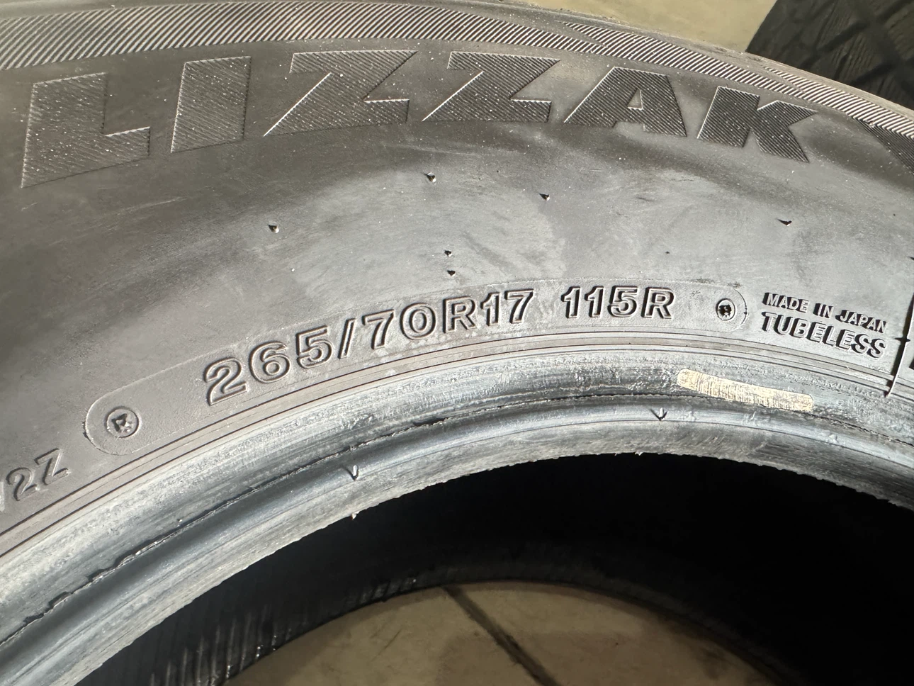 265/70R17 Bridgestone Blizzak Set of 4 - 96% Tread (dot 2025) - photo 5