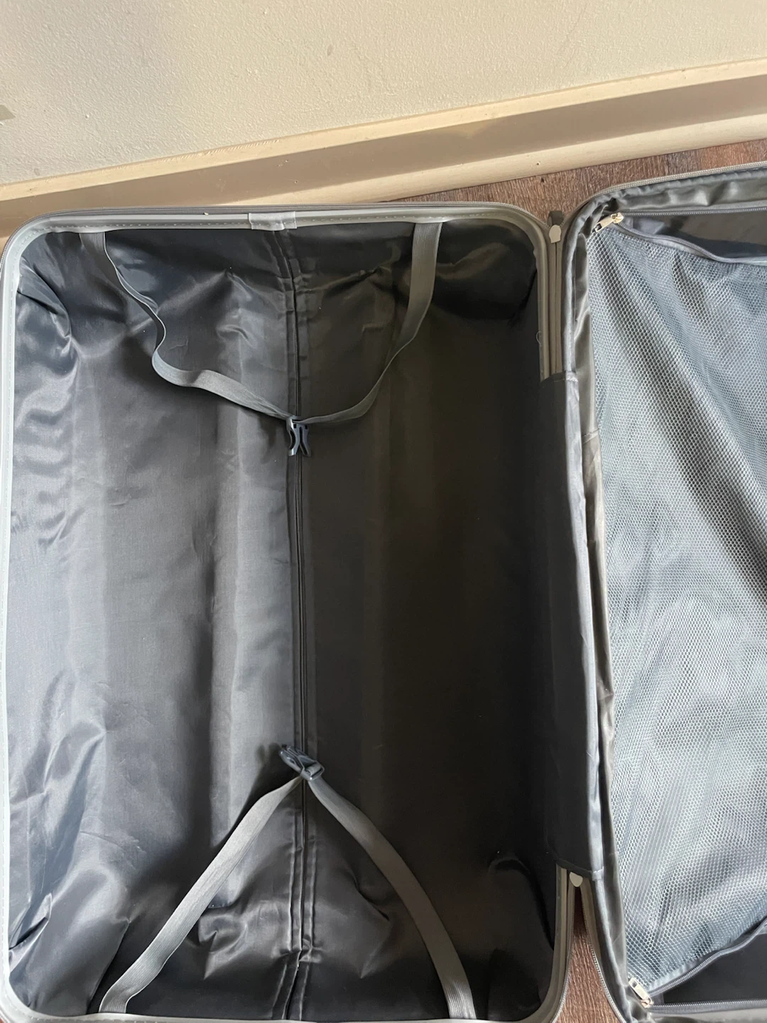 Large Silver Hardshell Spinner Suitcase - photo 2