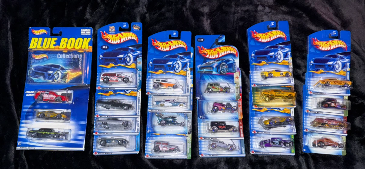 Collection of 20+ Hot Wheels Die-cast Cars