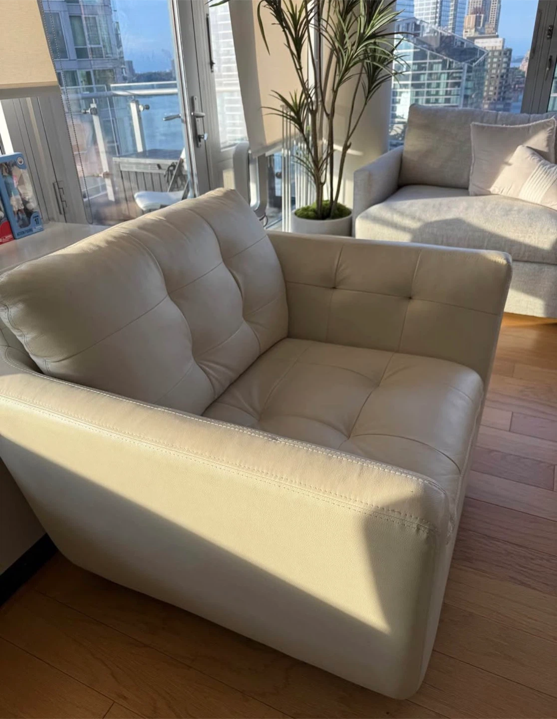 Raymour & Flanigan Damar Leather Chair - photo 5