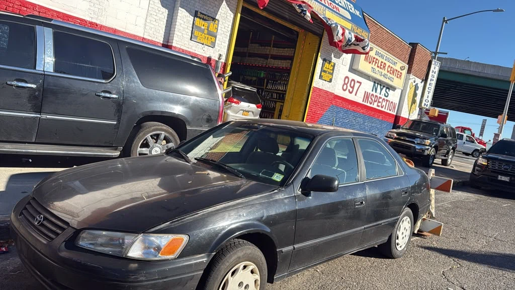 1999 Toyota Camry LE - photo 2