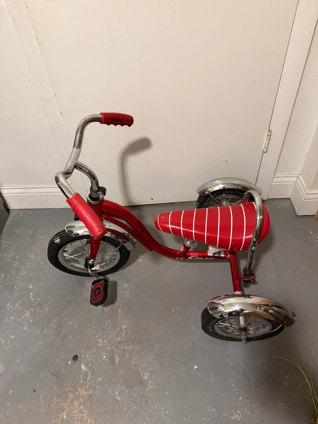 Schwinn Lil' Sting-Ray Tricycle - photo 2