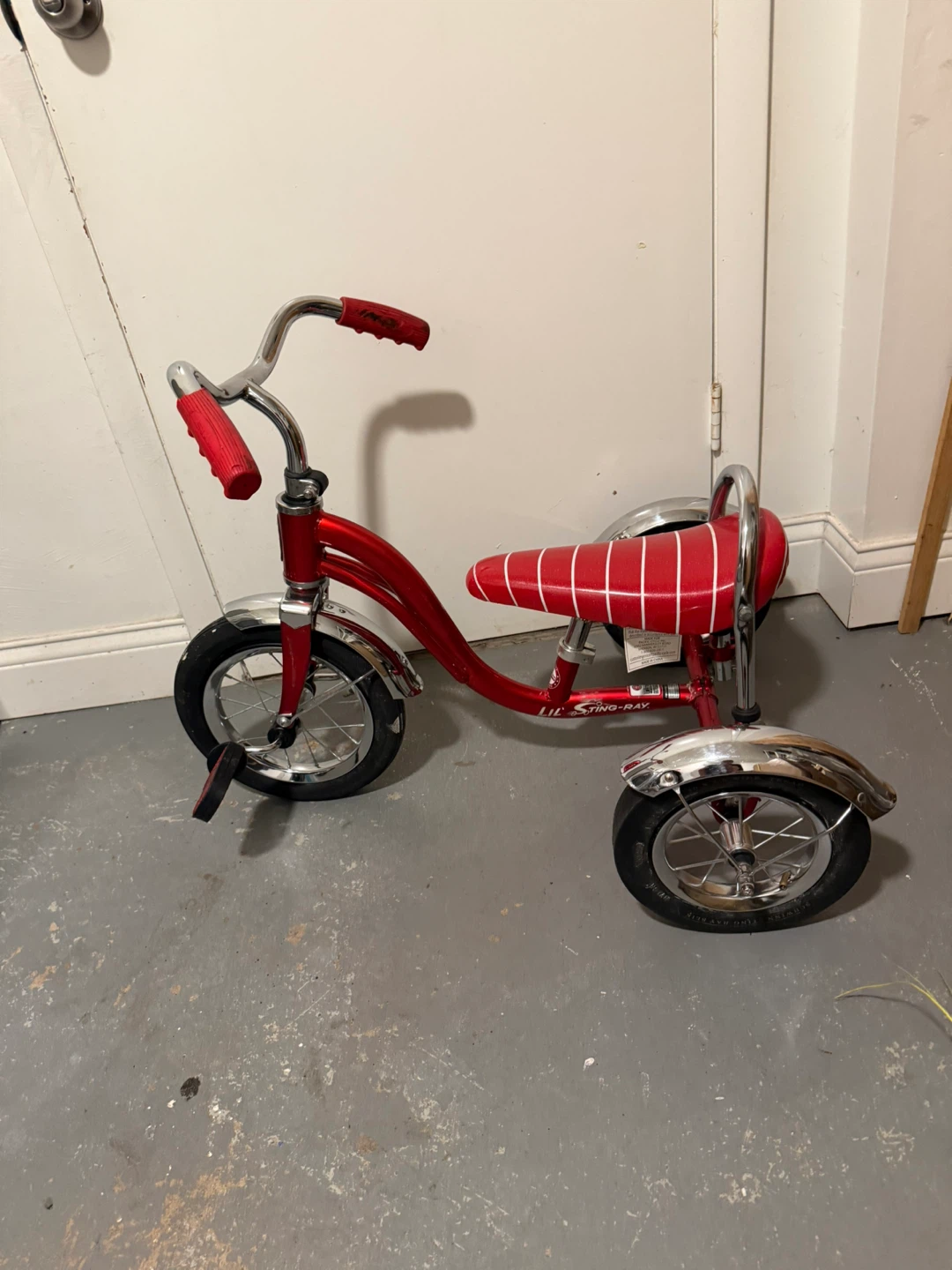 Schwinn Lil' Sting-Ray Tricycle - photo 3