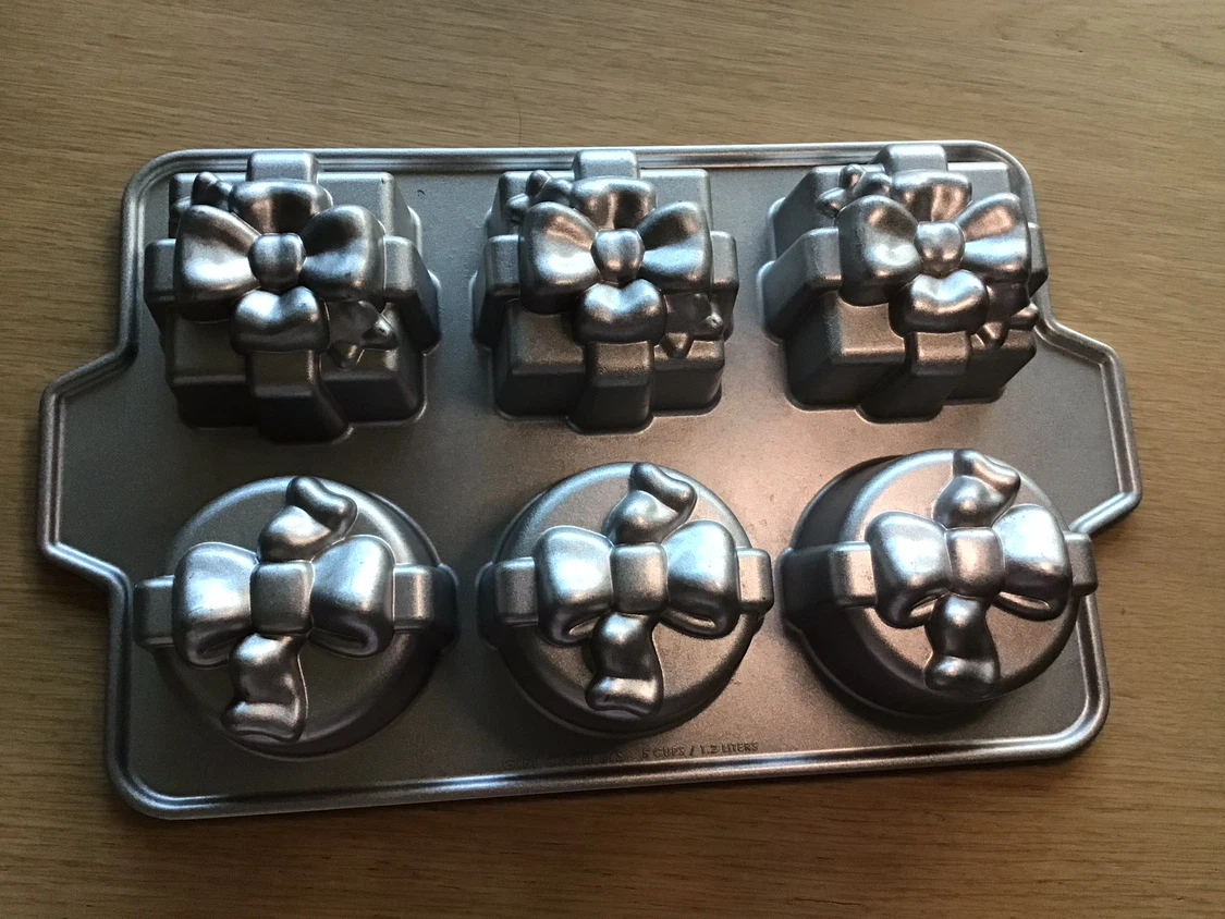 Nordic Ware Gift Cakelets Baking Pan