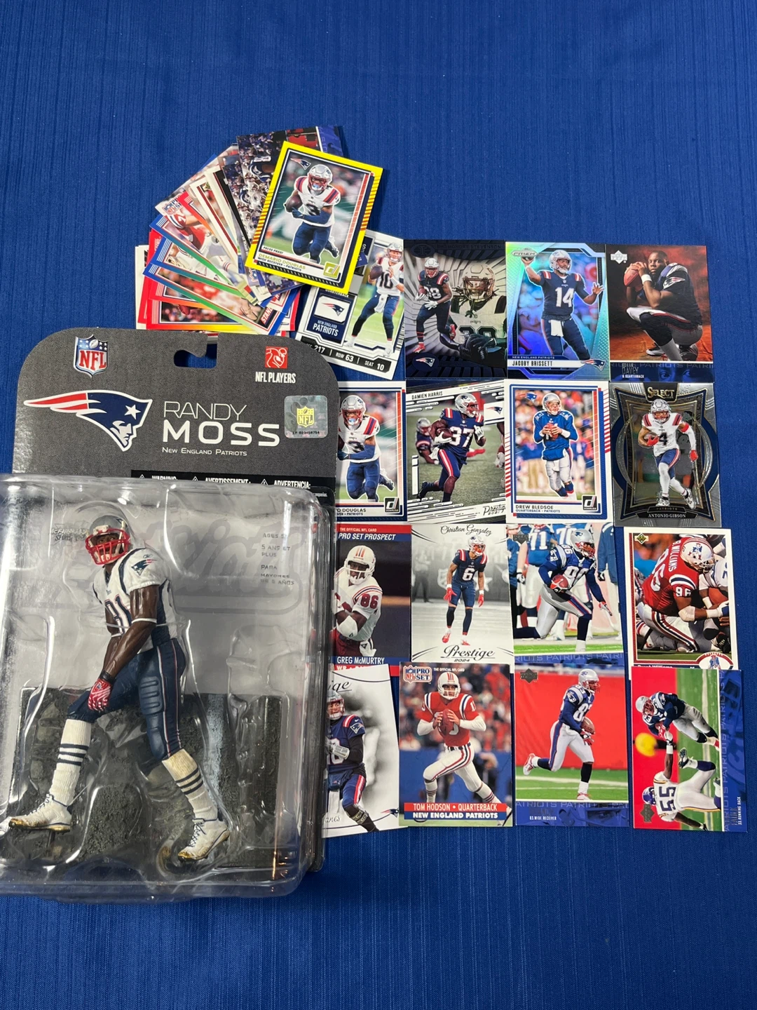 🏈 NEW ENGLAND PATRIOTS LOT - Randy Moss Figure + Free Cards! 🏈