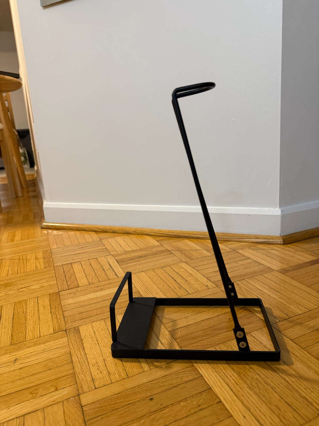 Freestanding vacuum stand