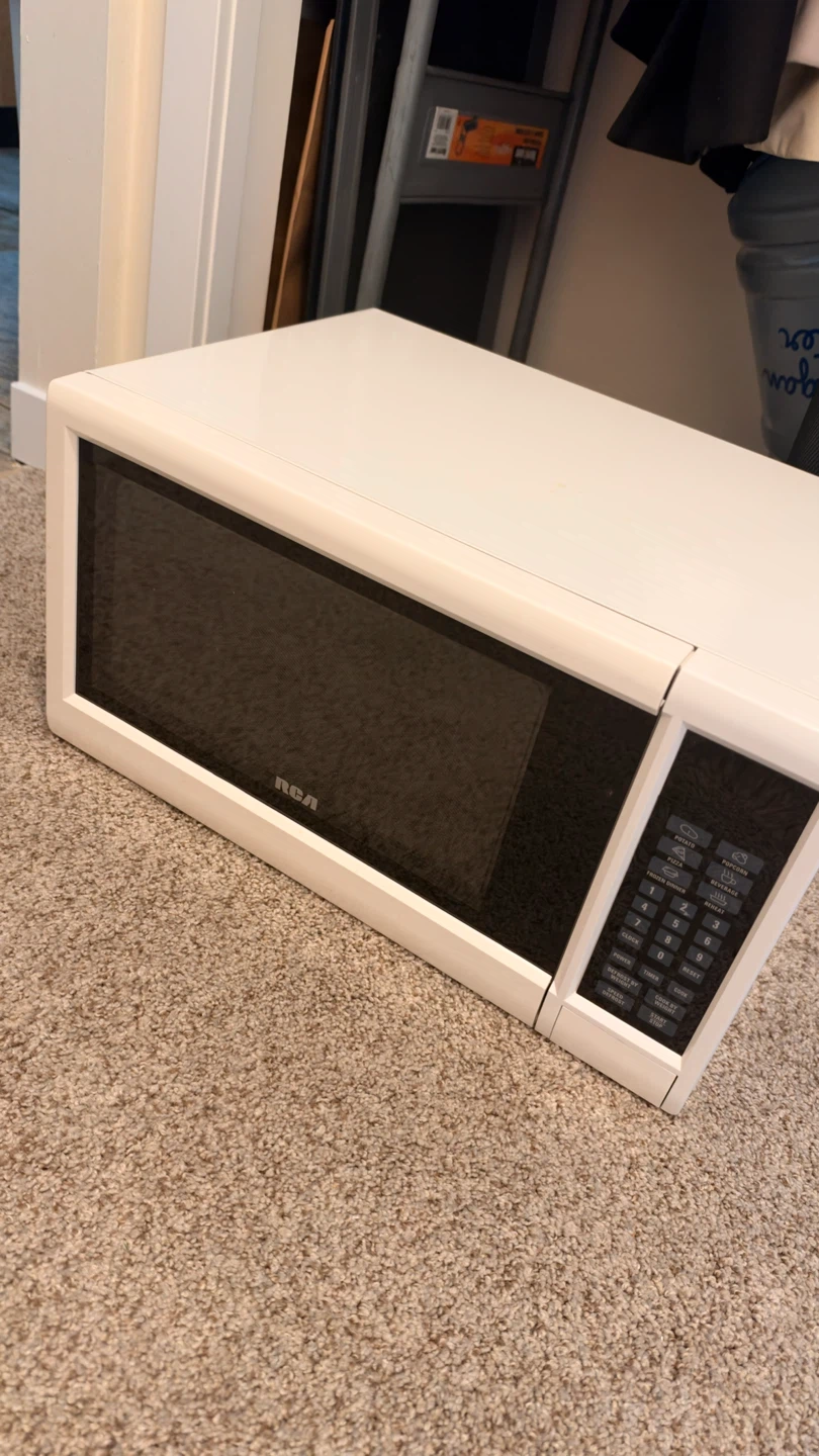 RCA White Countertop Microwave