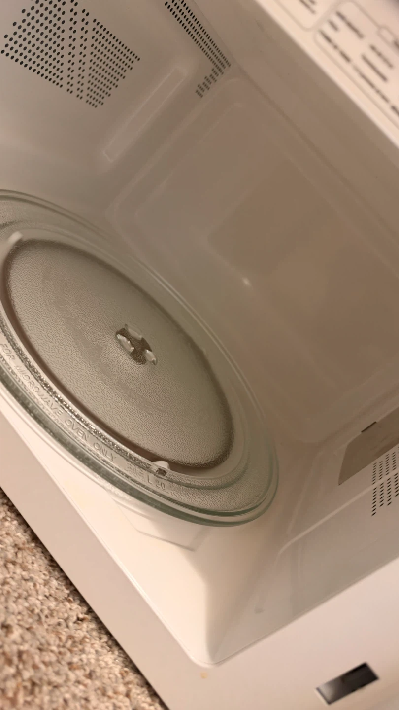 RCA White Countertop Microwave - photo 2