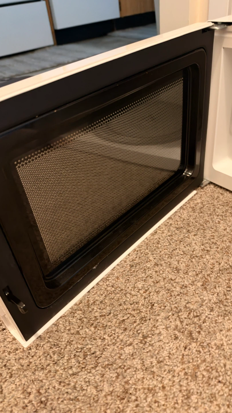 RCA White Countertop Microwave - photo 3