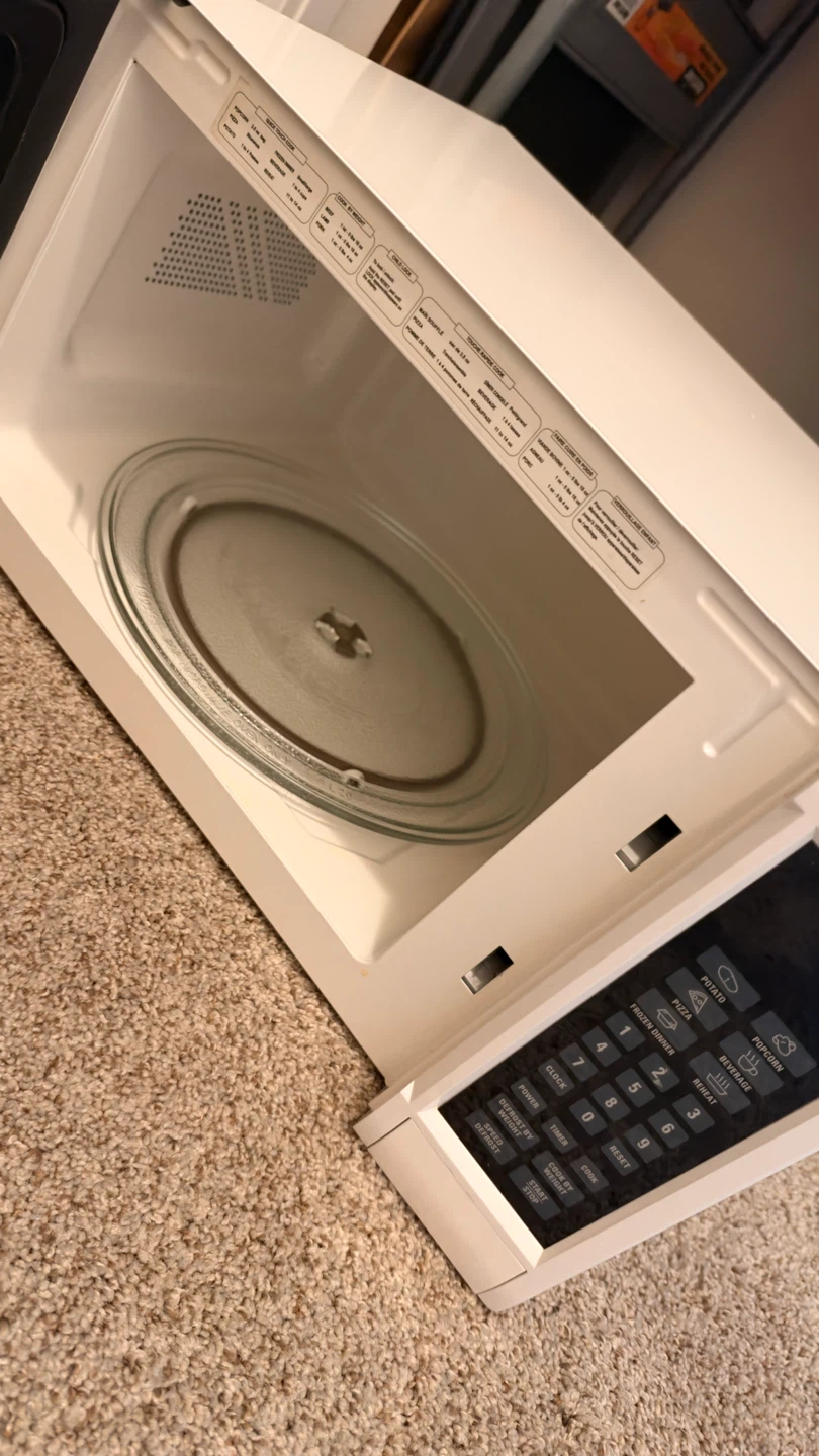 RCA White Countertop Microwave - photo 4