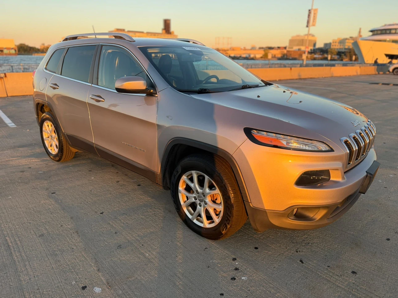 Jeep Cherokee SUV - photo 2