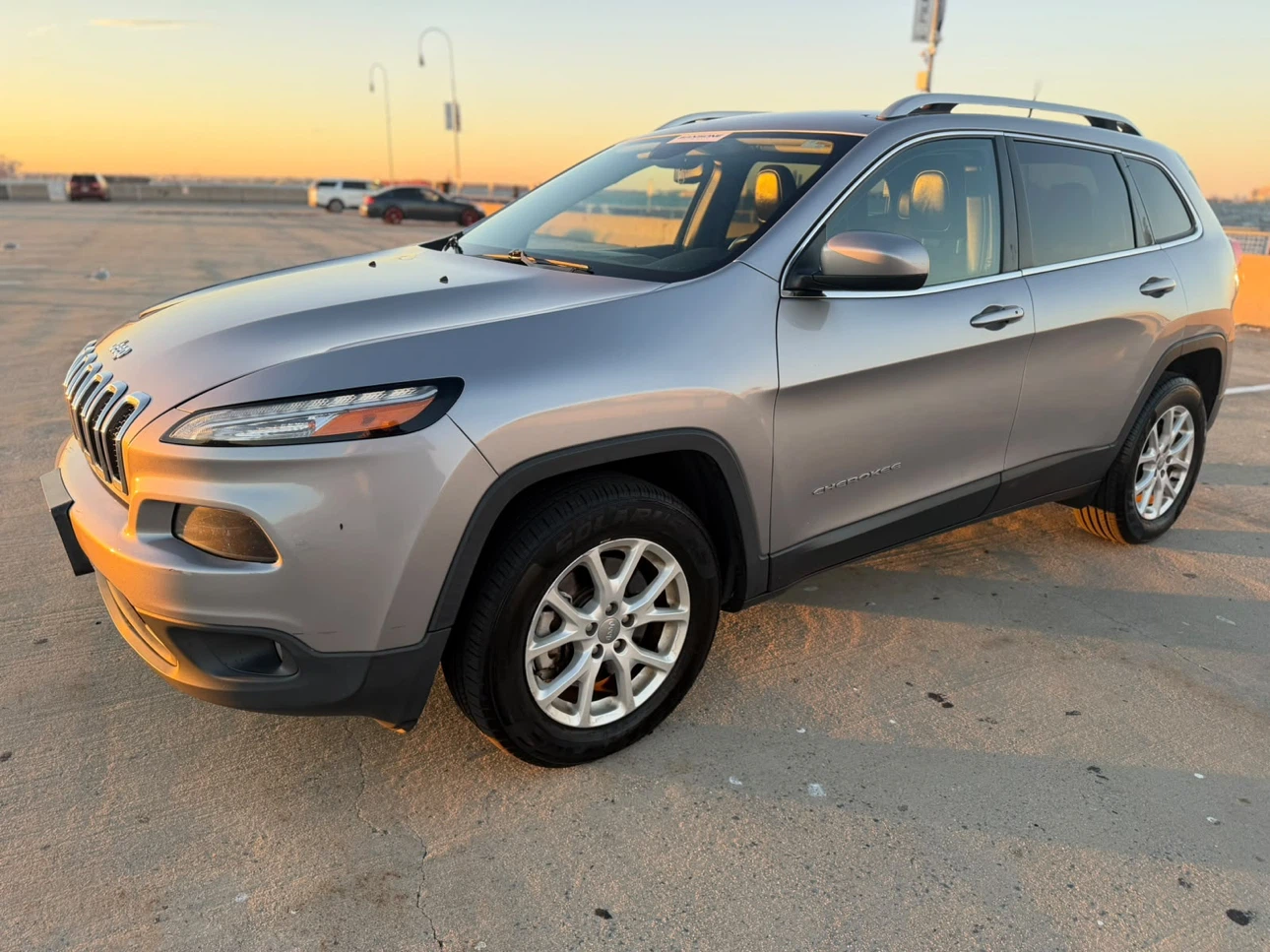 Jeep Cherokee SUV - photo 3