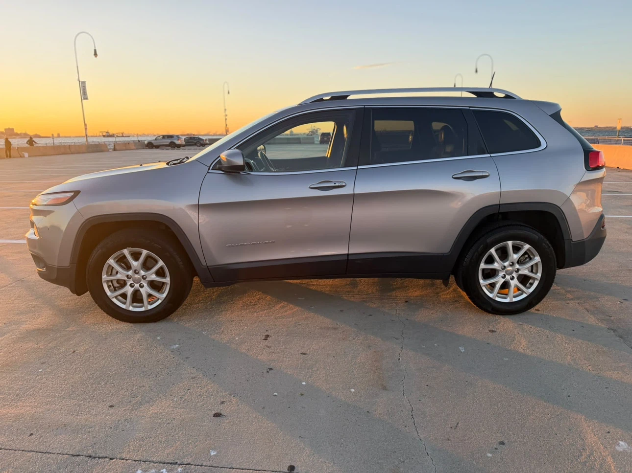 Jeep Cherokee SUV - photo 4