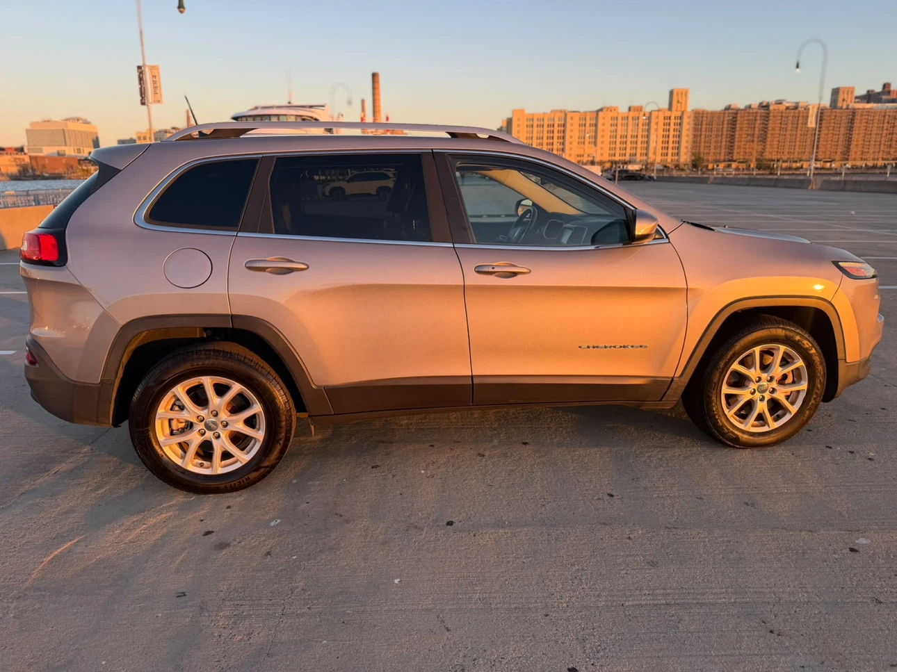 Jeep Cherokee SUV - photo 5