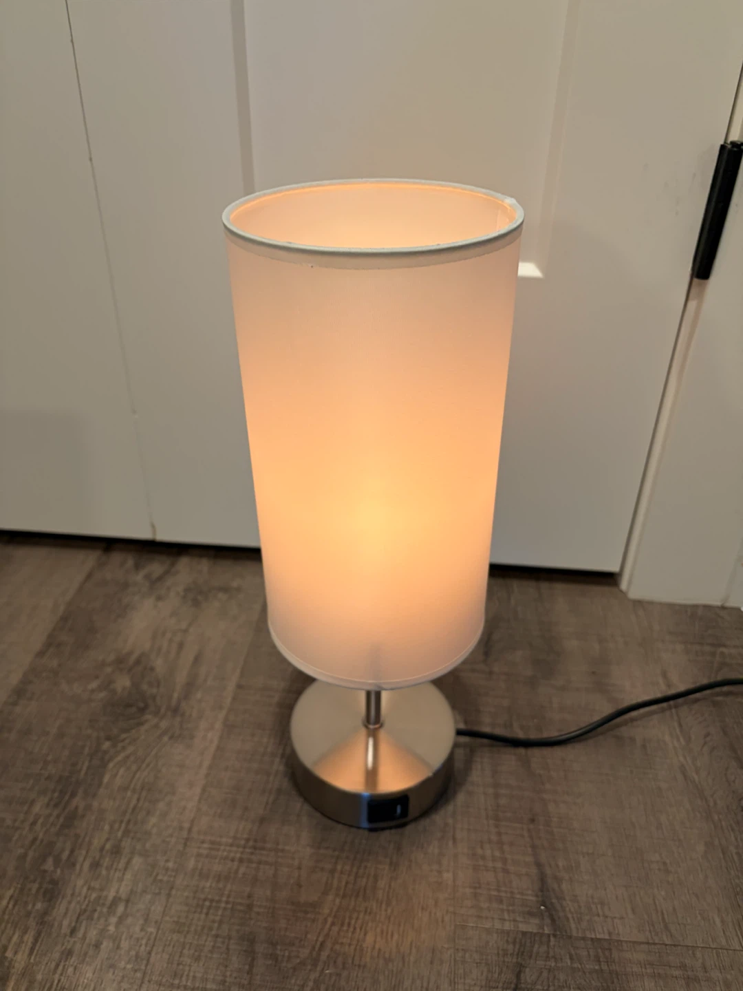 IKEA dimmable table lamp with charge port - photo 2