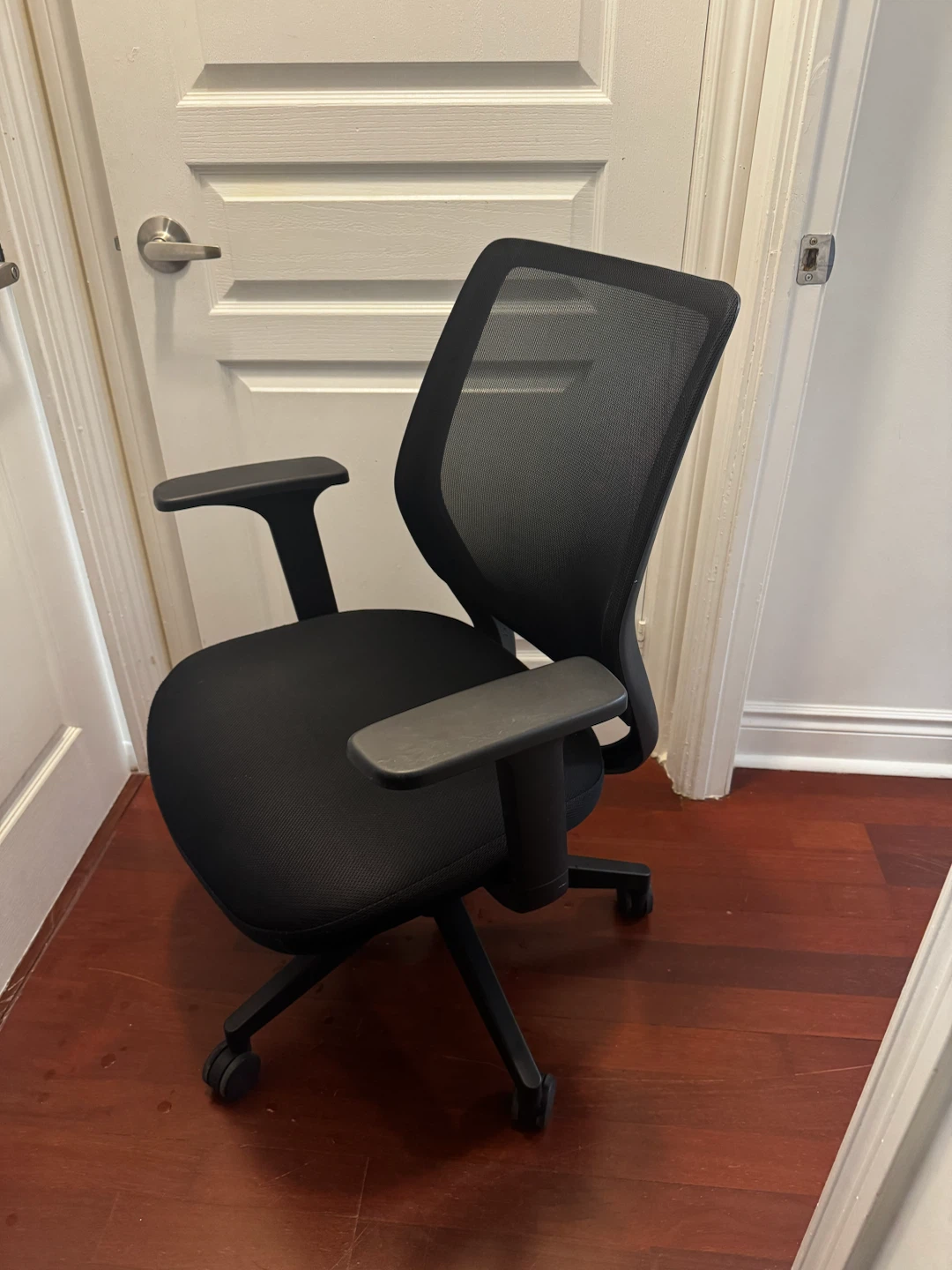 Black mesh office task chair