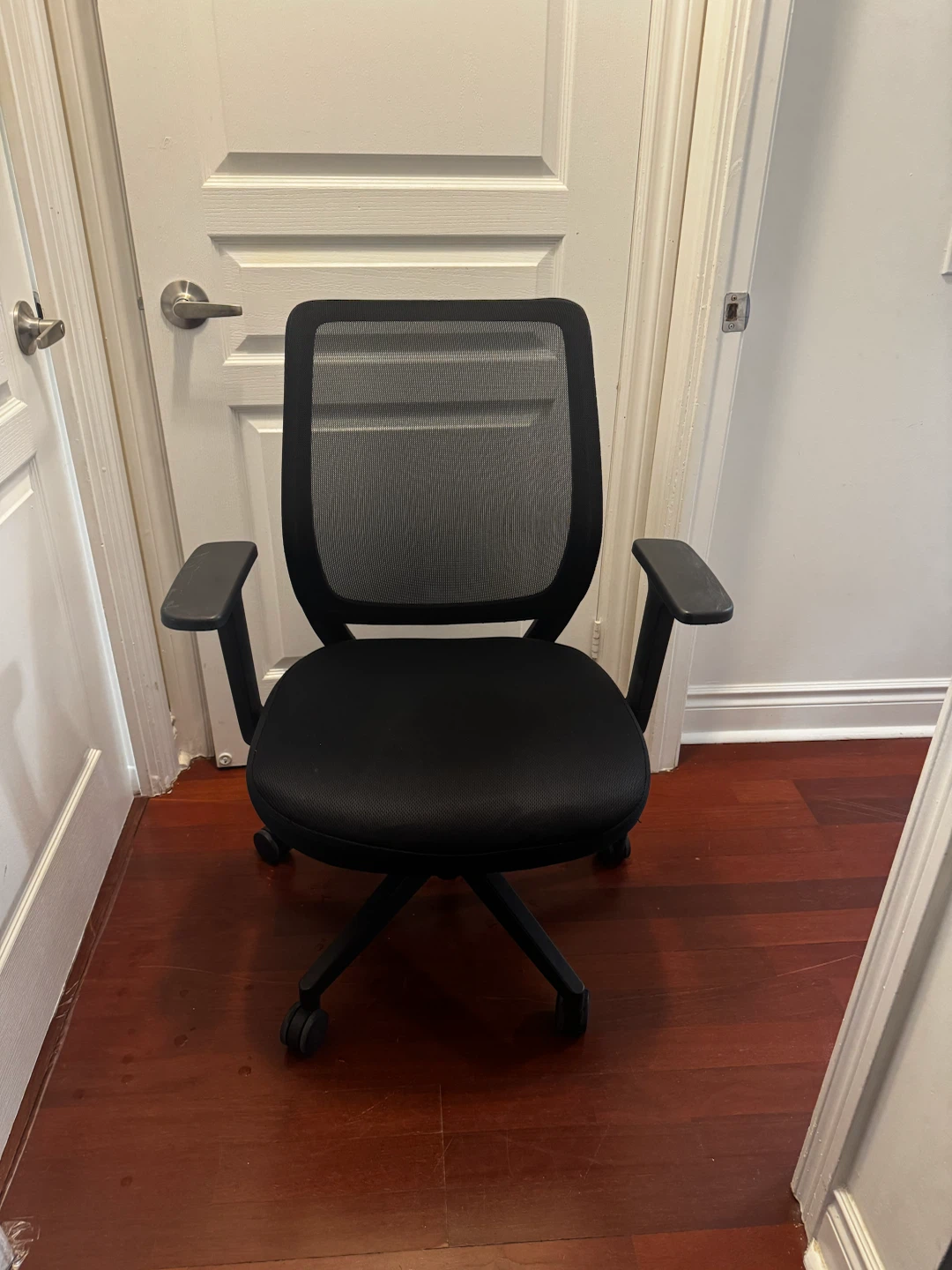 Black mesh office task chair - photo 2