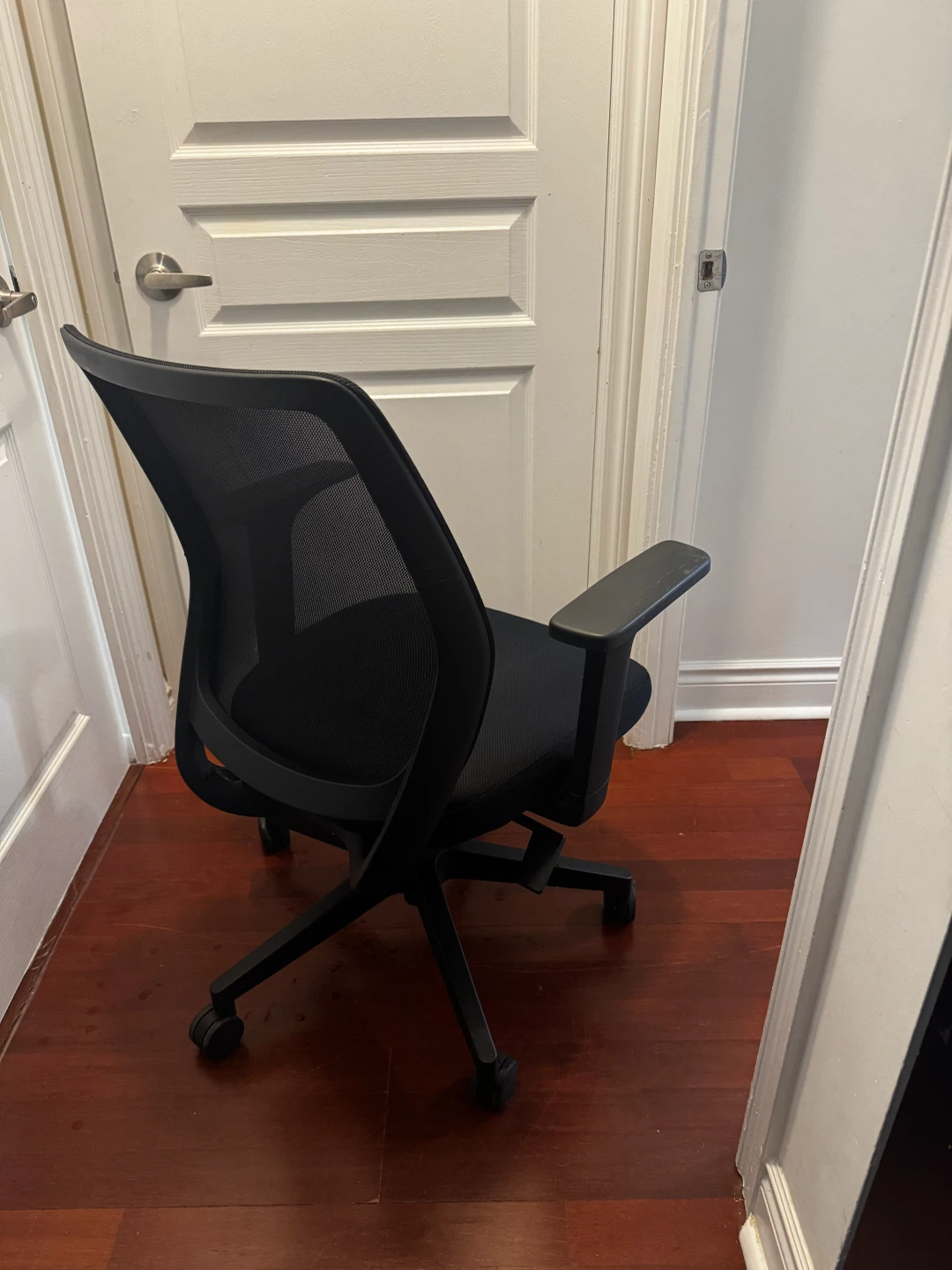 Black mesh office task chair - photo 3