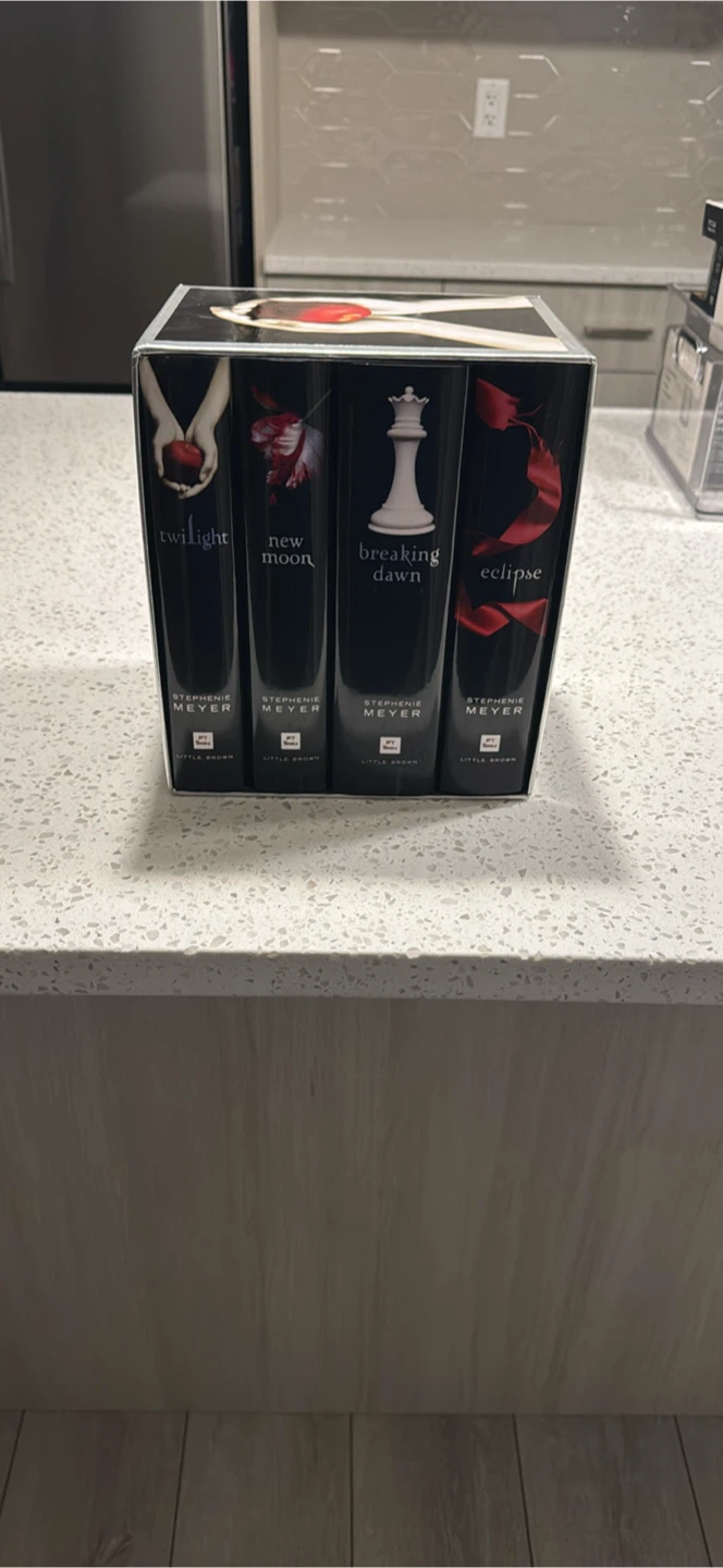 Twilight Saga Box Set Books 1-4