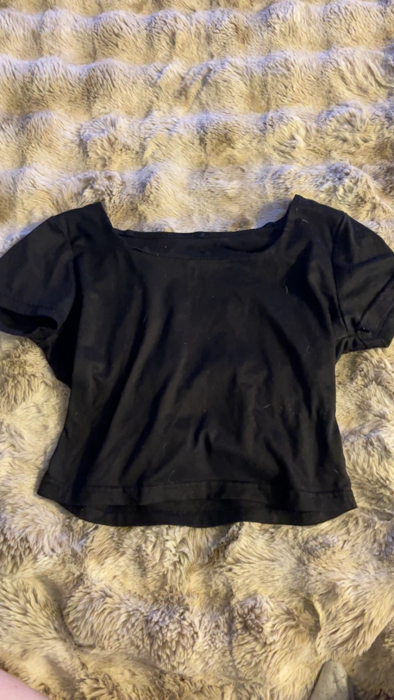 Black crop top t-shirt