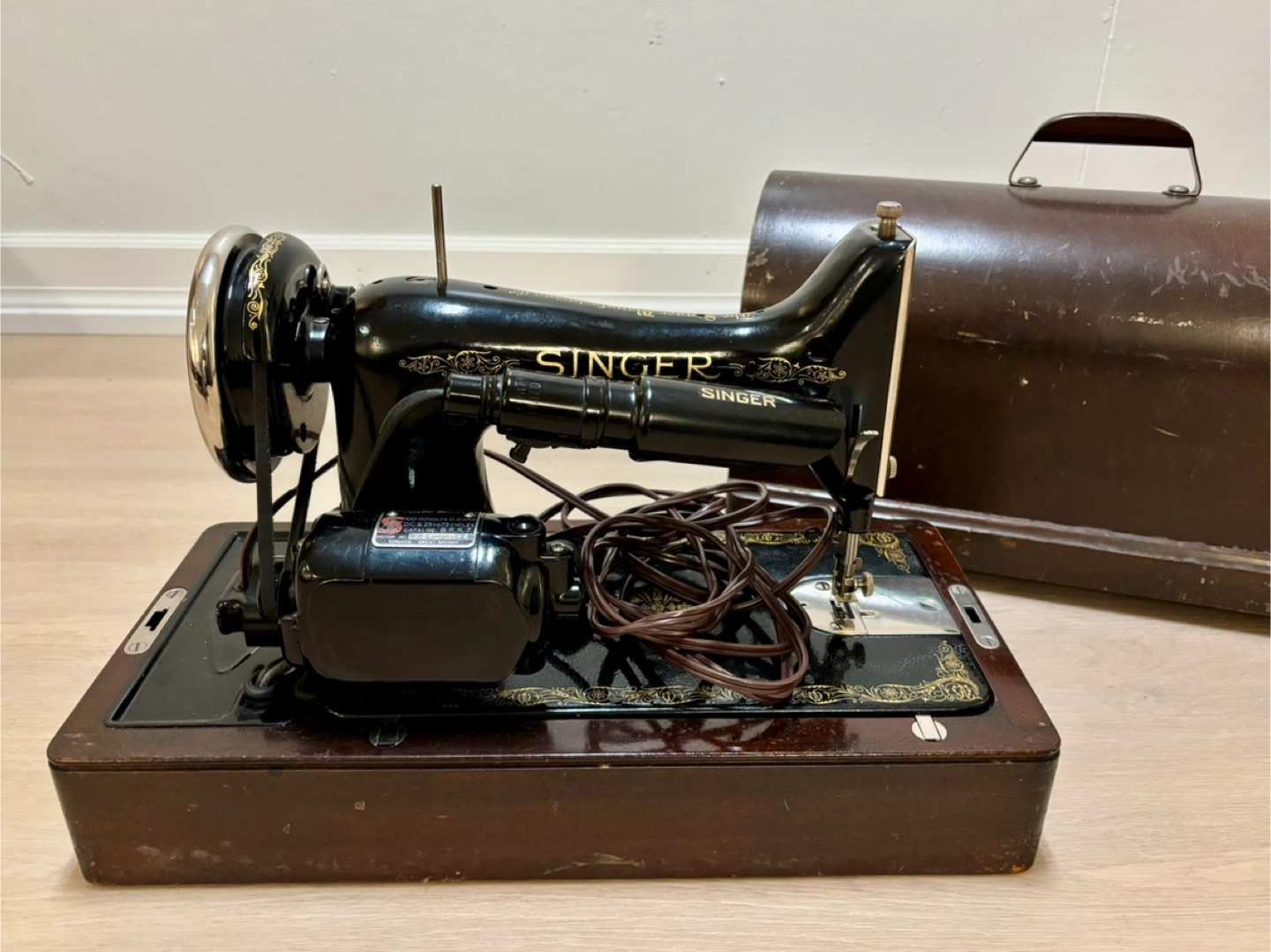 Vintage Singer Sewing Machine - photo 2