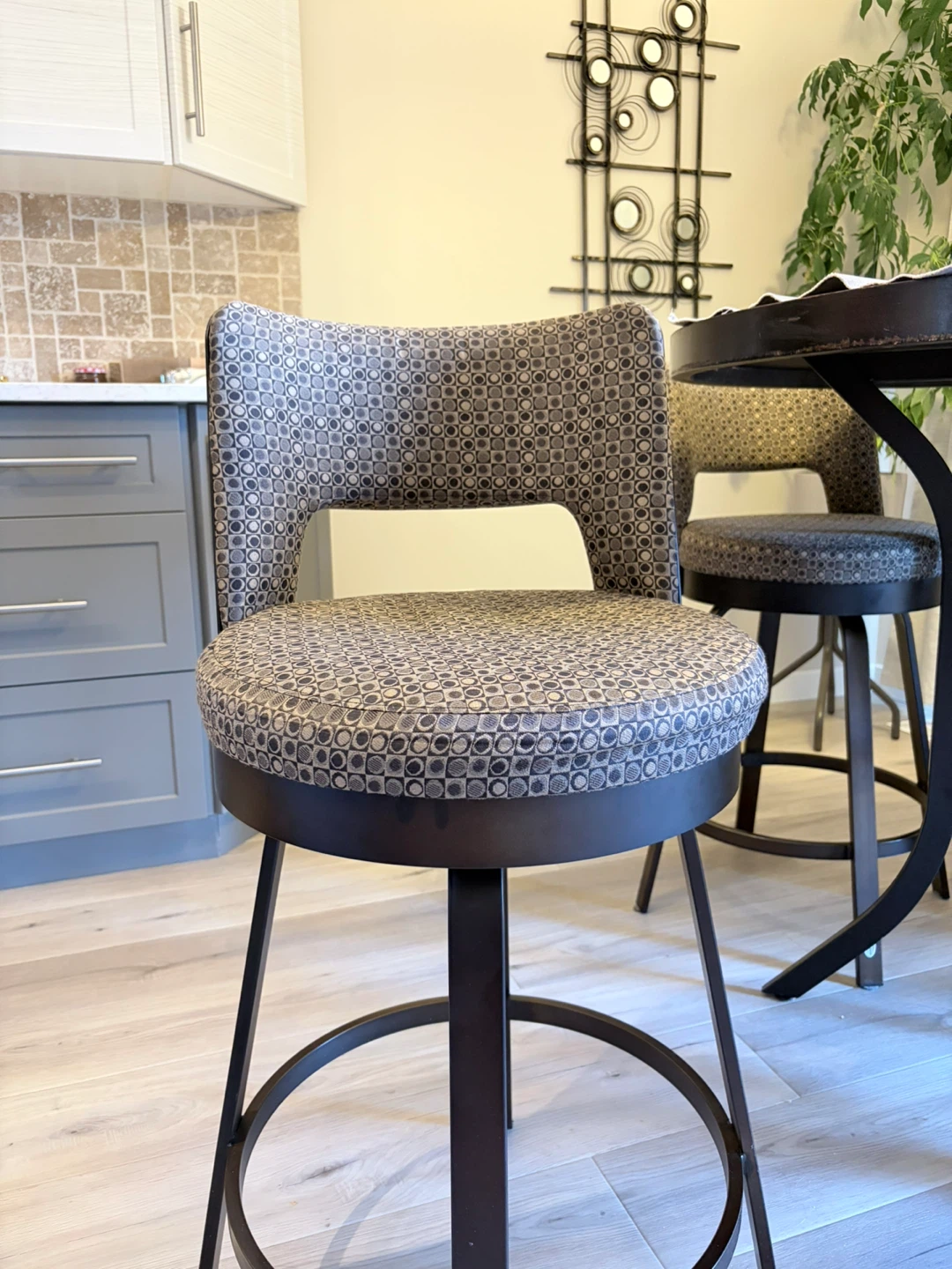 Round Pub Table and 46 Swivel Bar Stools - photo 5