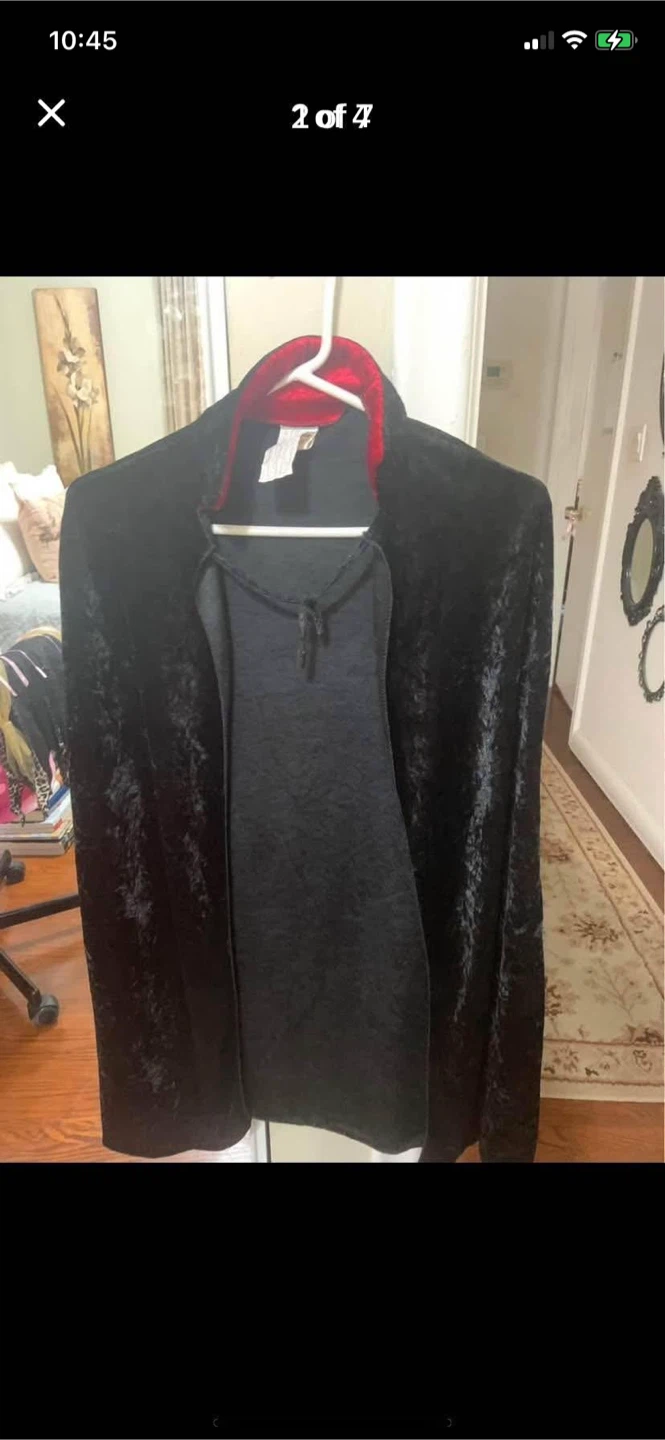 CHILDREN’S  HALLOWEEN CAPE ( COSTUME )  Ages 6-12•Velvet