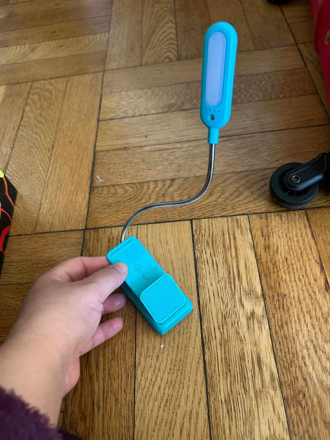 Vavofo Clip-On LED Reading Light KM-6720 - photo 3